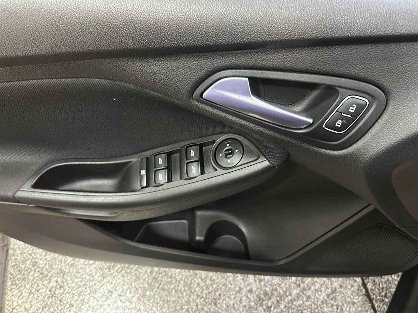 Used 2018 Ford Focus SE image 18