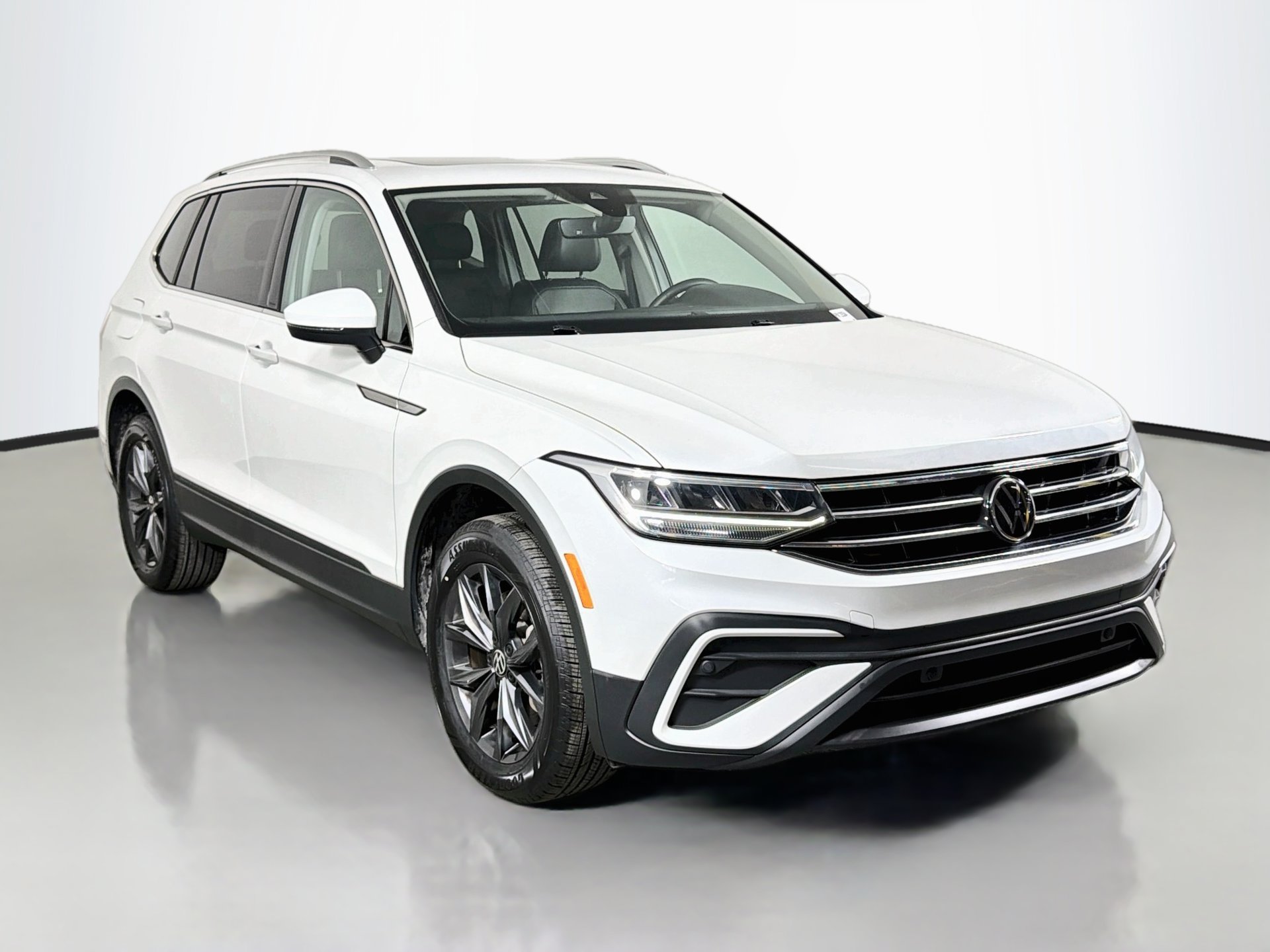 Certified 2023 Volkswagen Tiguan SE FWD image 3