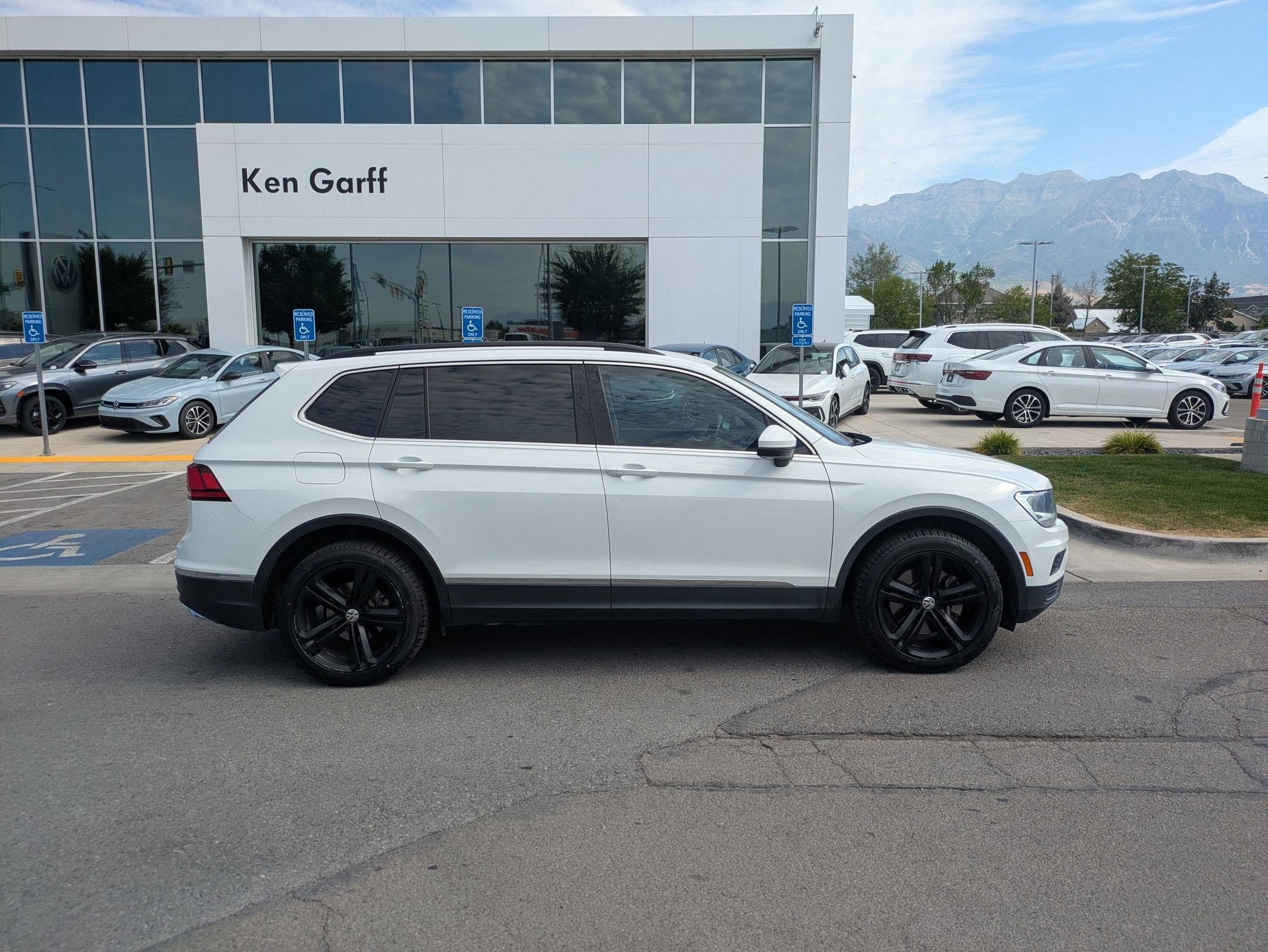 Used 2018 Volkswagen Tiguan SE w/ 3rd Row Seat Package AWD/4WD image 2