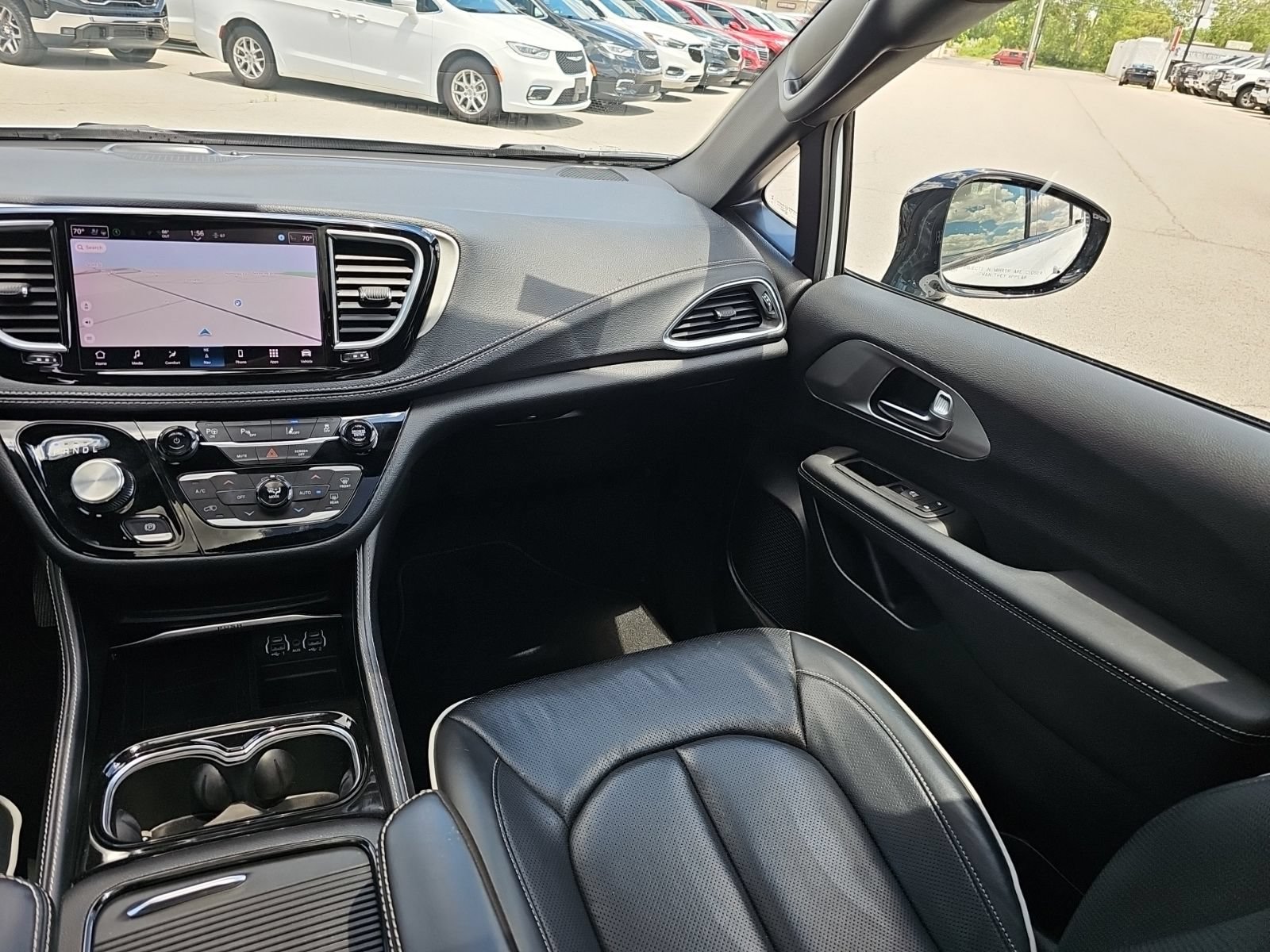 Used 2024 Chrysler Pacifica Premium FWD image 26