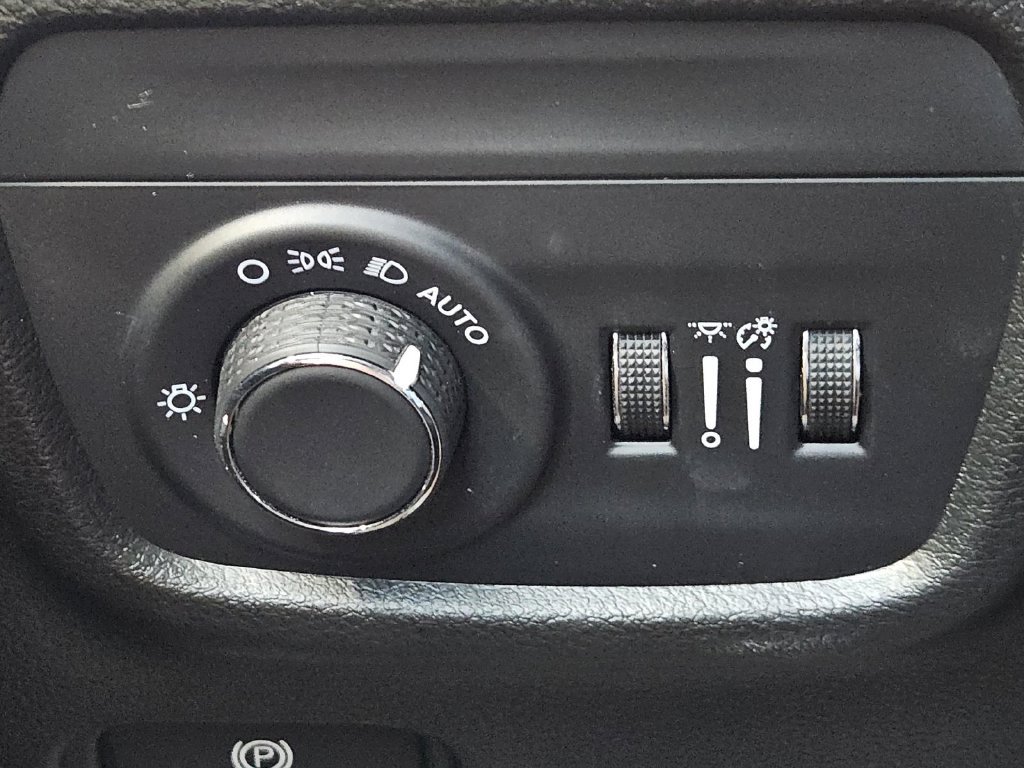 Used 2025 Jeep Grand Cherokee Altitude AWD/4WD image 16