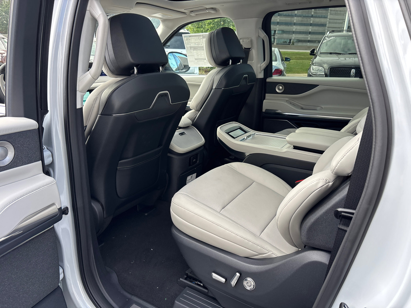 New 2025 Lincoln Navigator L Reserve image 28