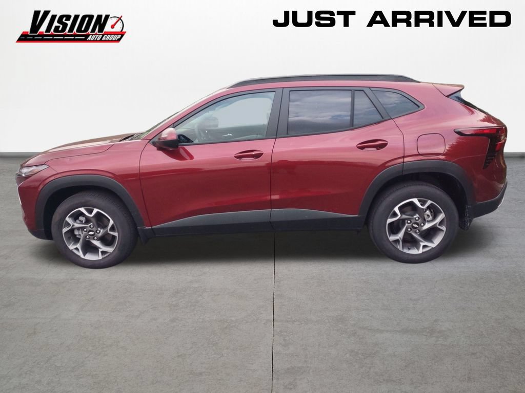 Used 2024 Chevrolet Trax LT w/ Driver Confidence Package FWD image 2