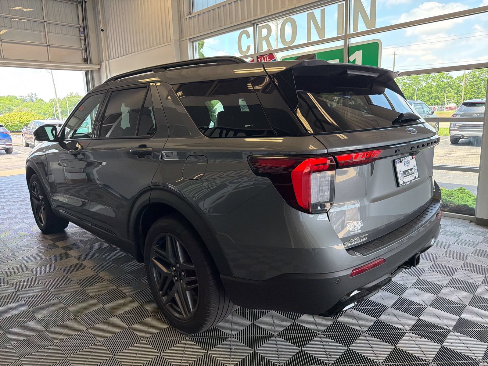 Used 2025 Ford Explorer ST-Line w/ ST-Line Street Pack AWD/4WD image 5