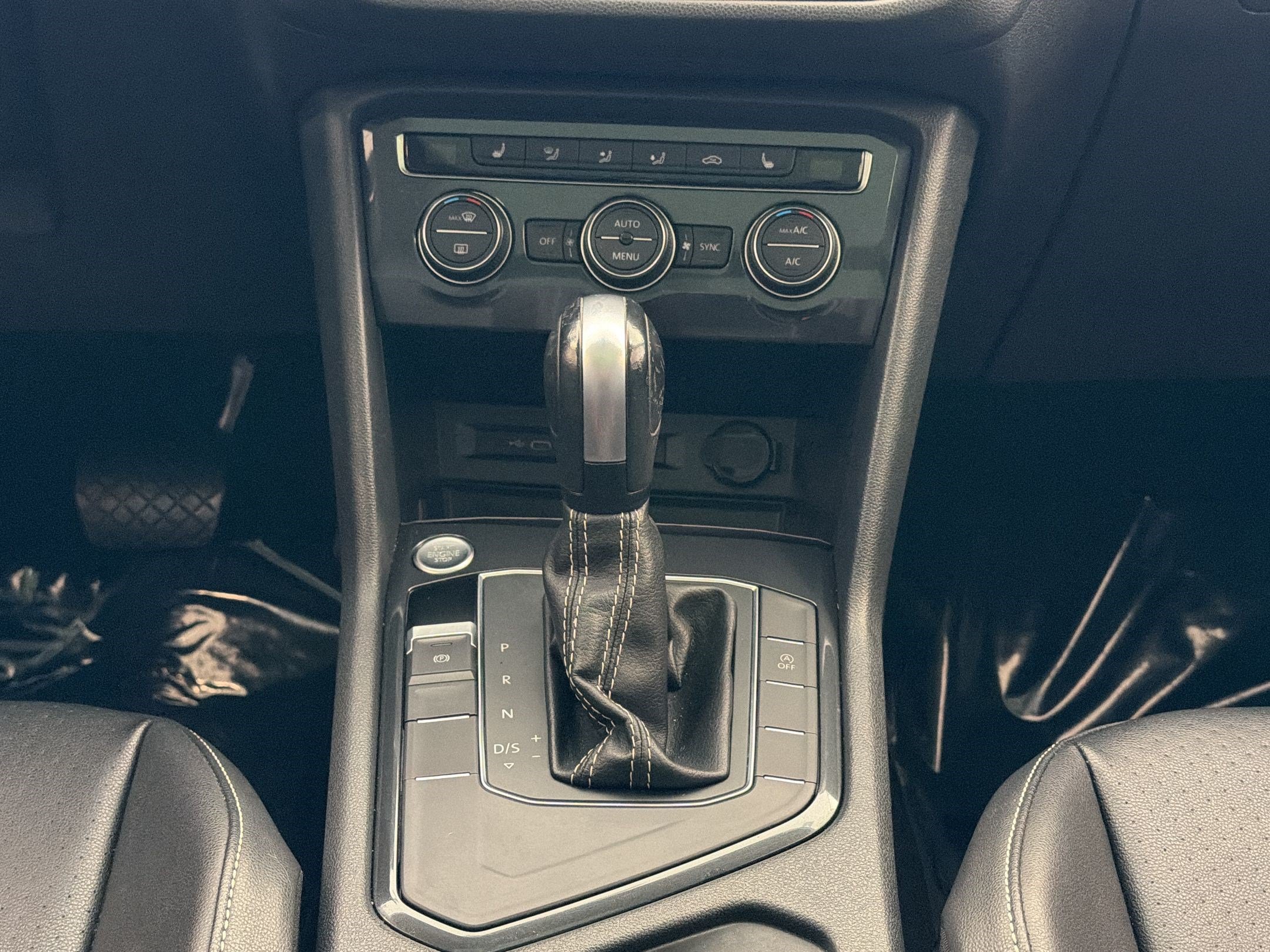Used 2021 Volkswagen Tiguan SE w/ Panoramic Sunroof Package FWD image 18