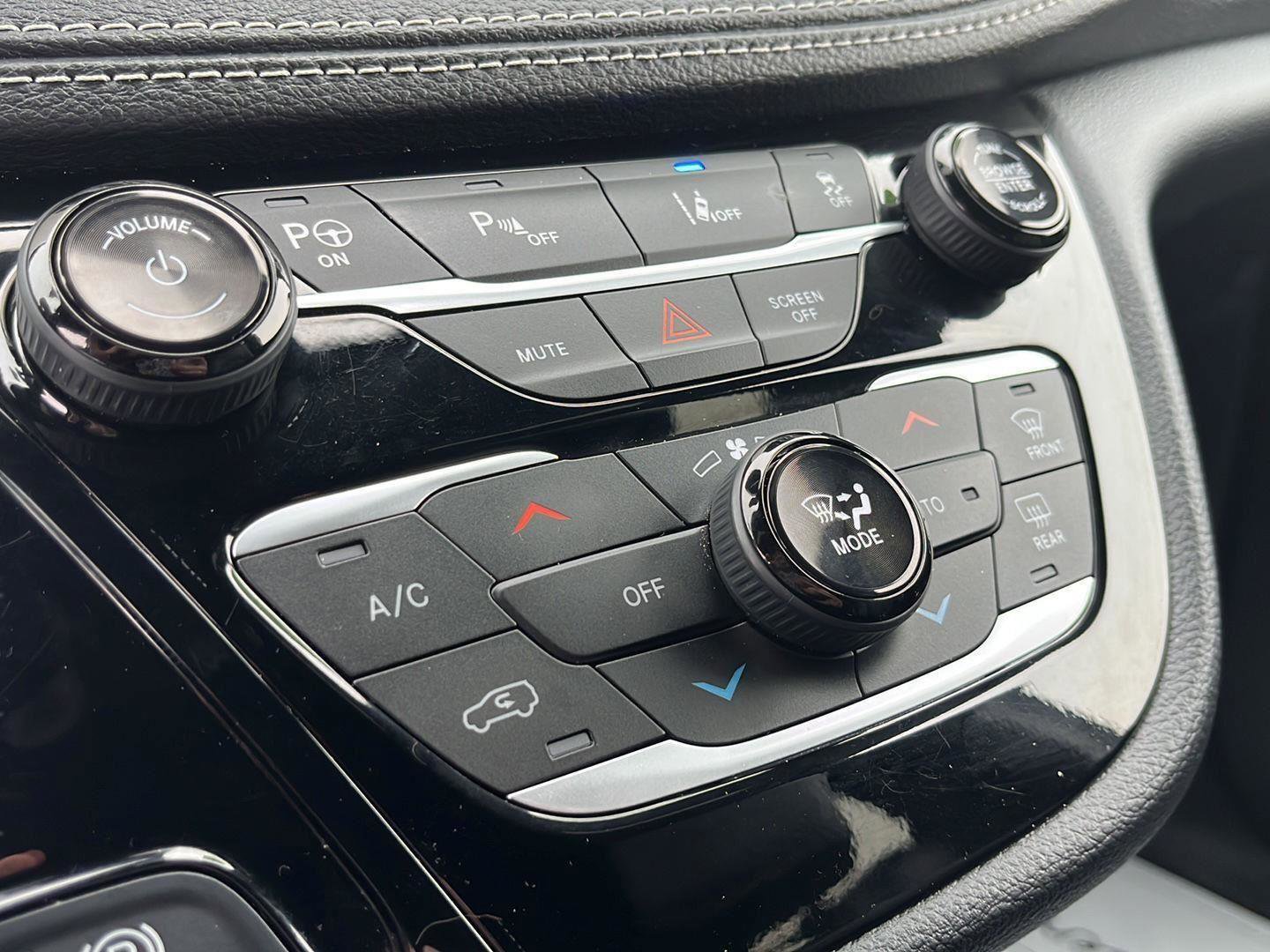 Used 2024 Chrysler Pacifica Limited image 18