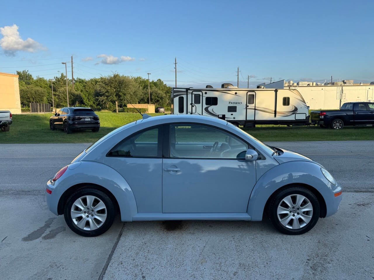 Used 2010 Volkswagen Beetle Coupe FWD image 5