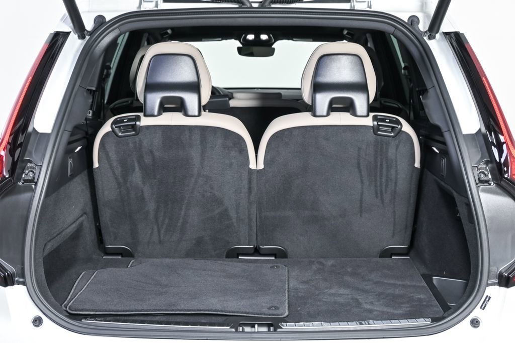 Certified 2025 Volvo XC90 B6 Core w/ Climate Package image 32