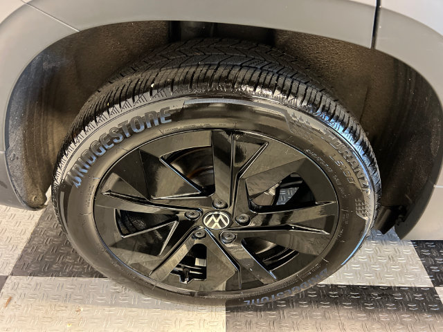 Certified 2025 Volkswagen Taos SE FWD image 14