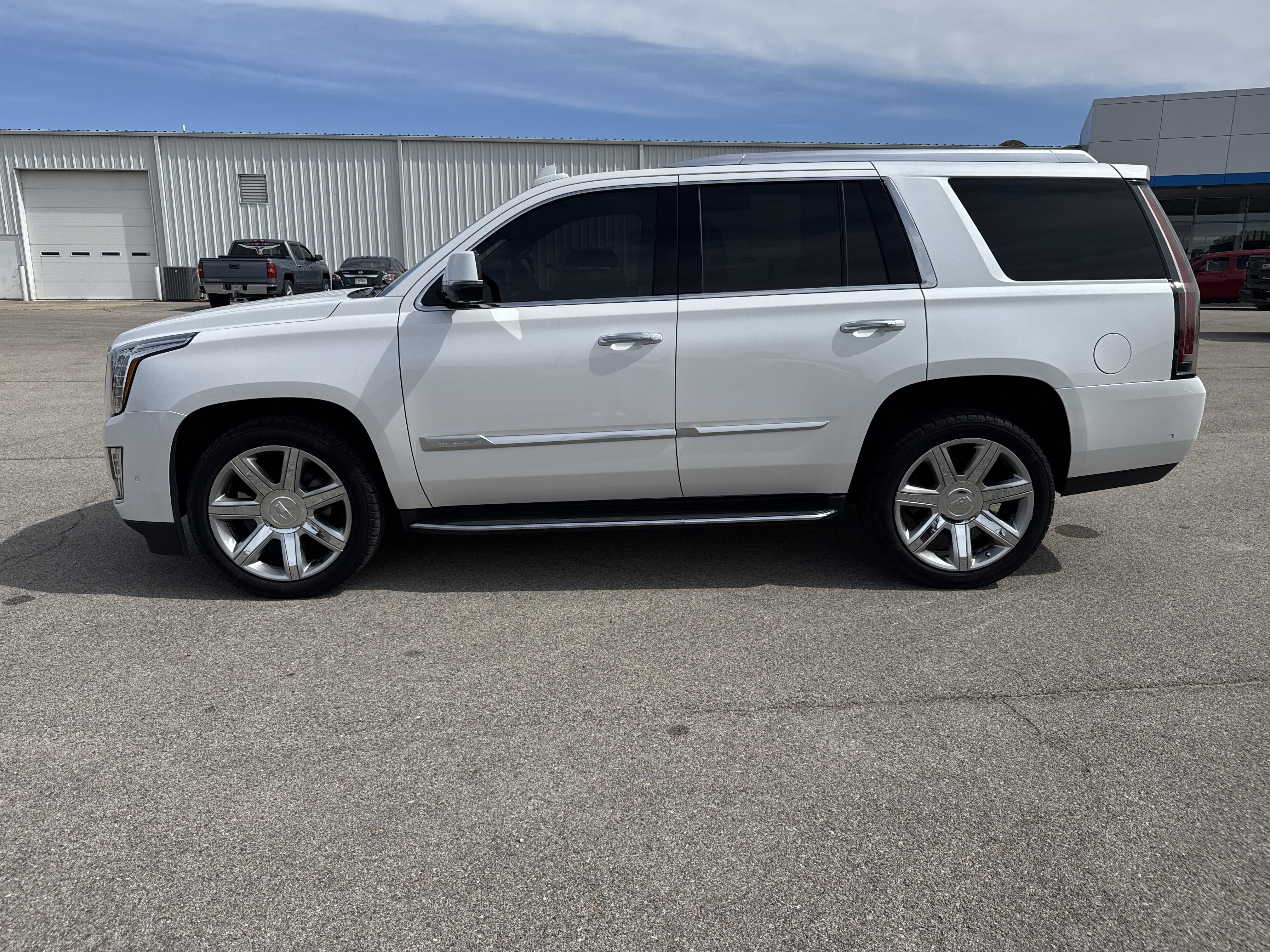 Used 2019 Cadillac Escalade Premium Luxury AWD/4WD image 2