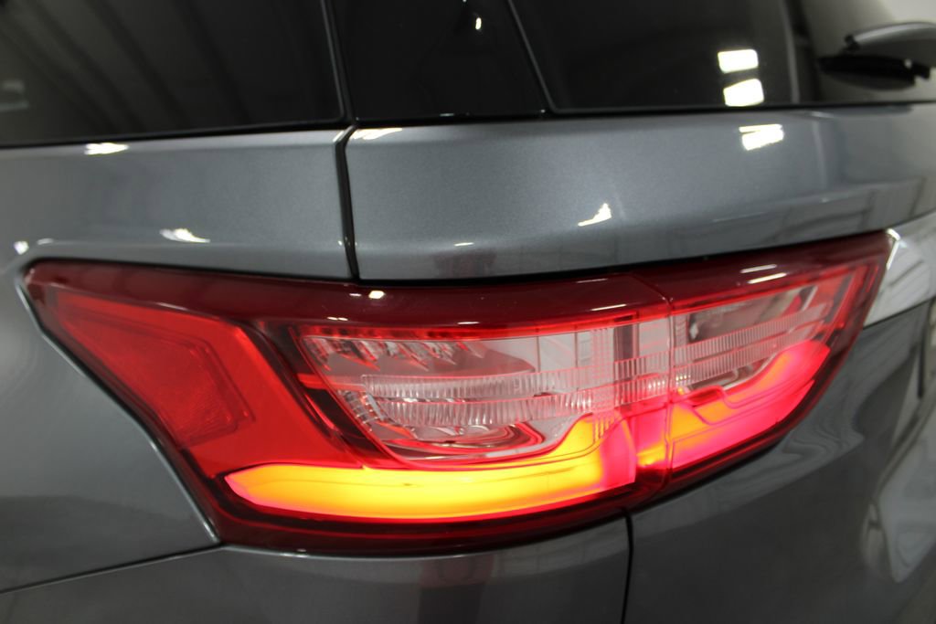 Used 2021 Chevrolet Traverse LS FWD image 22