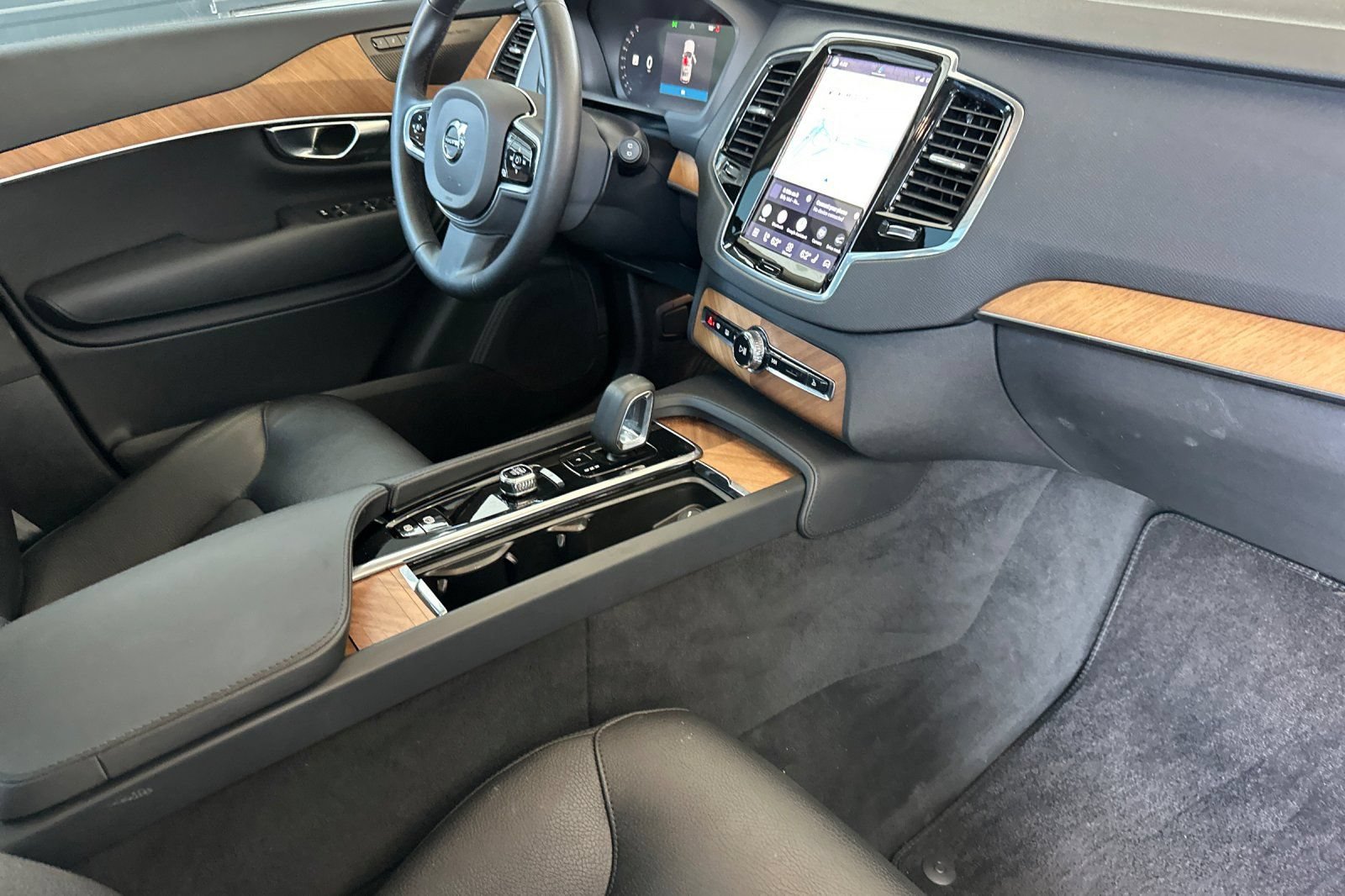 Used 2023 Volvo XC90 T8 Plus w/ Protection Package Premier AWD/4WD image 17
