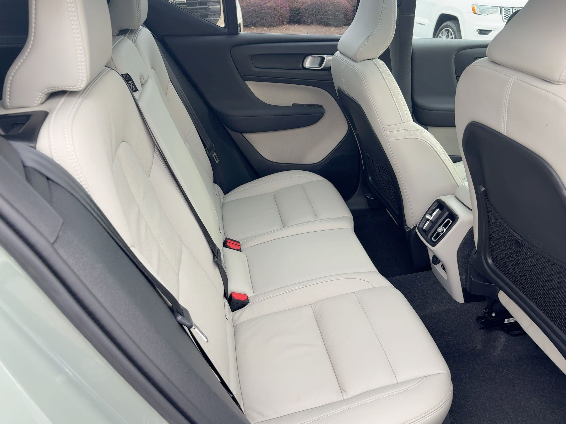 Used 2024 Volvo XC40 B5 Plus w/ Climate Package image 28