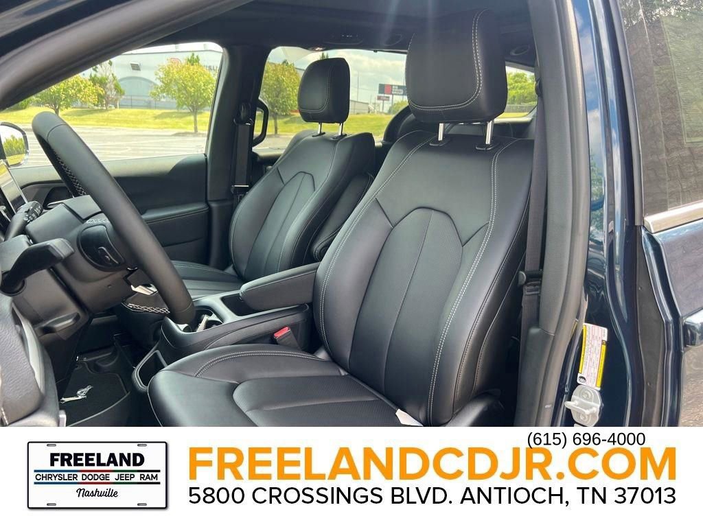 New 2025 Chrysler Pacifica Select image 18