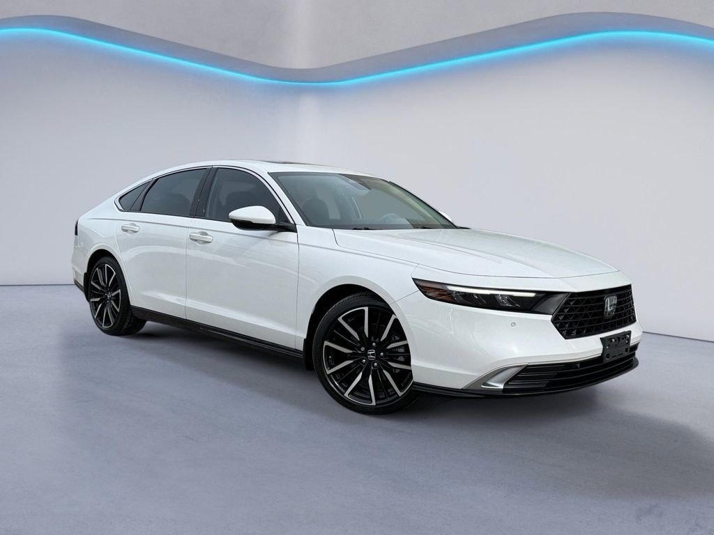 Used 2023 Honda Accord Touring image 2