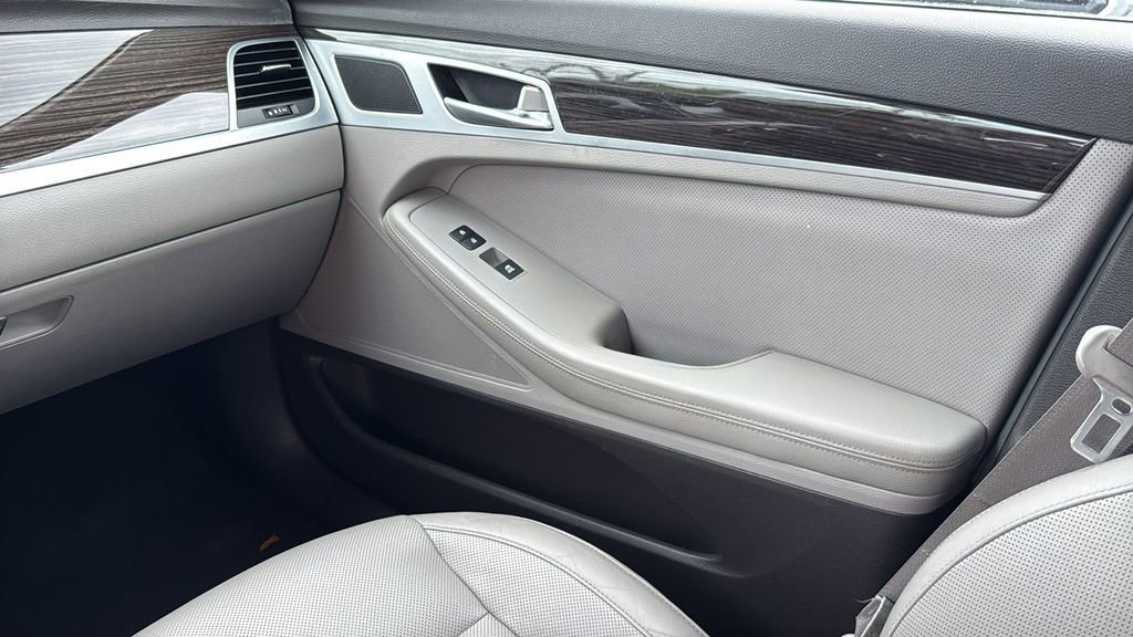 Used 2016 Hyundai Genesis 3.8 RWD image 18