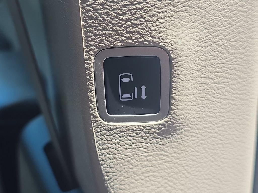 Used 2023 Chrysler Voyager LX FWD image 18