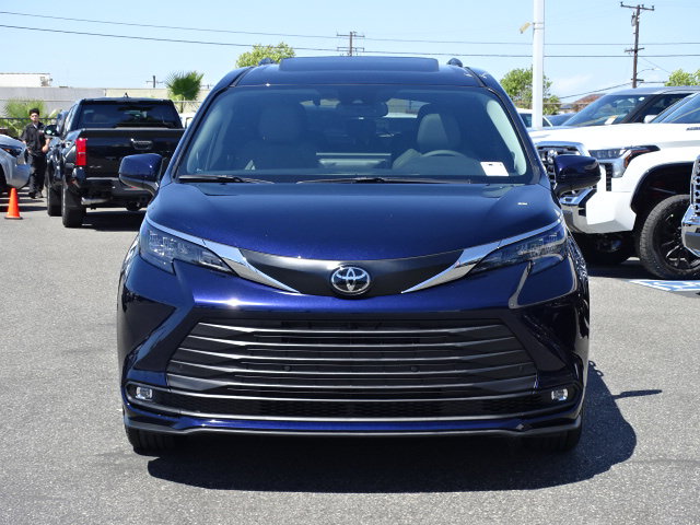 New 2026 Toyota Sienna XLE FWD image 3