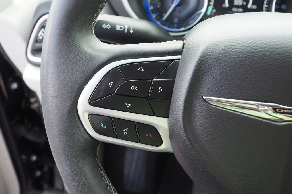 Used 2024 Chrysler Pacifica Touring-L FWD image 27