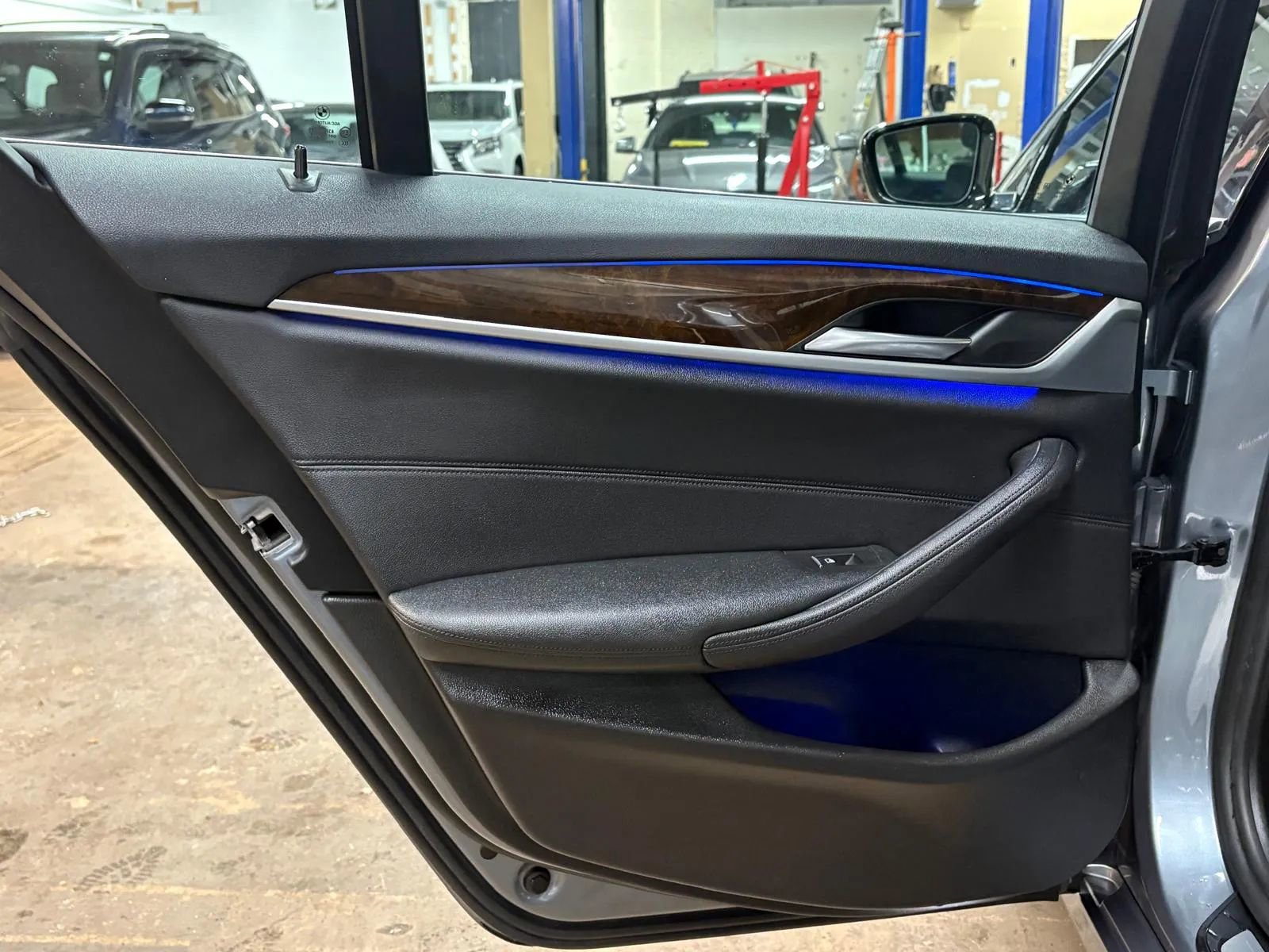 Used 2019 BMW 530e xDrive w/ Convenience Package image 28