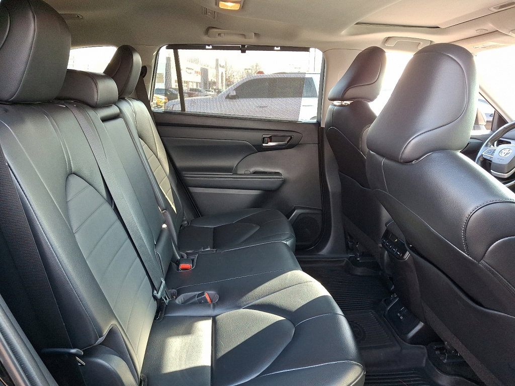 Used 2023 Toyota Highlander XLE image 15