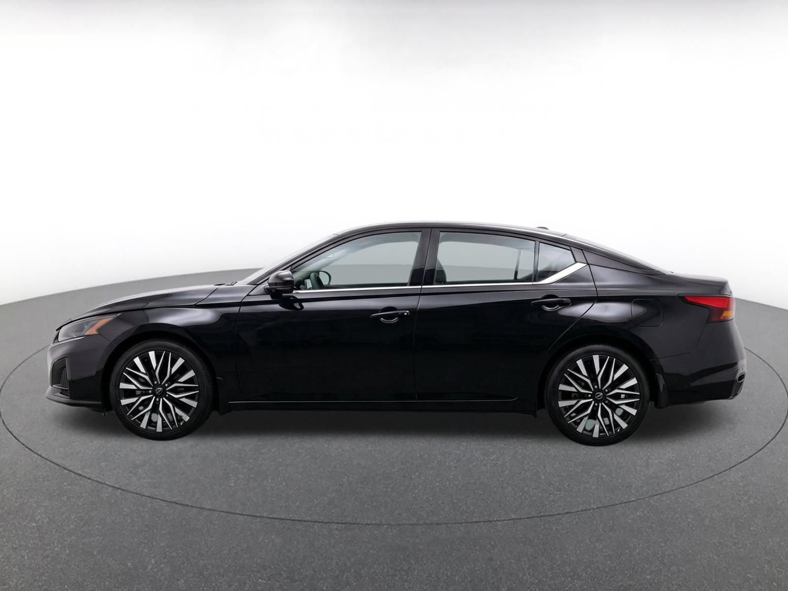 Used 2025 Nissan Altima 2.5 SV FWD image 4