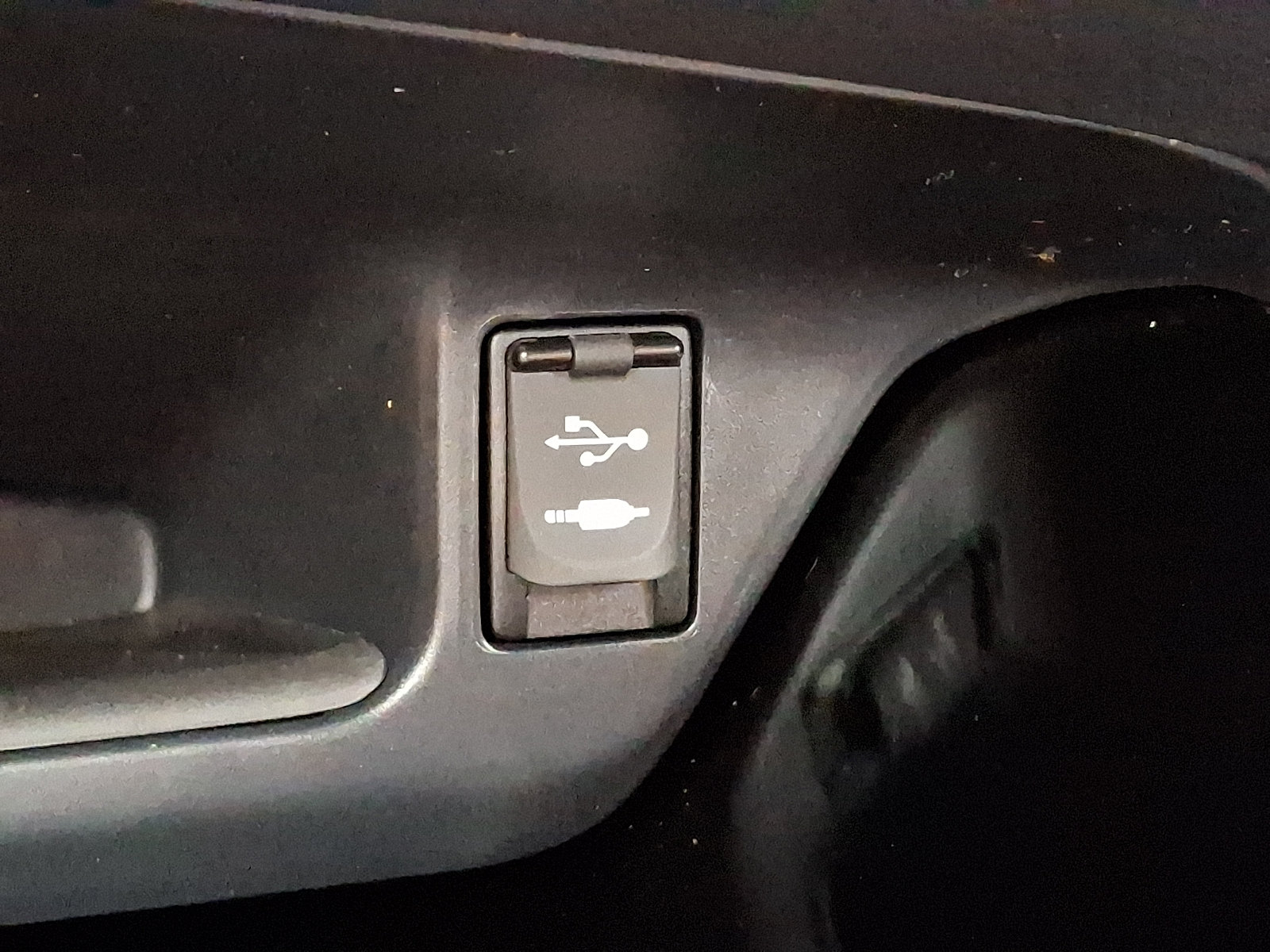 Used 2019 Toyota C-HR XLE FWD image 22