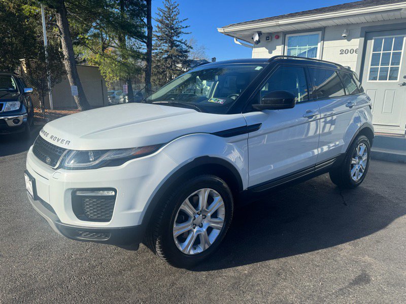 Used 2017 Land Rover Range Rover Evoque SE image 3