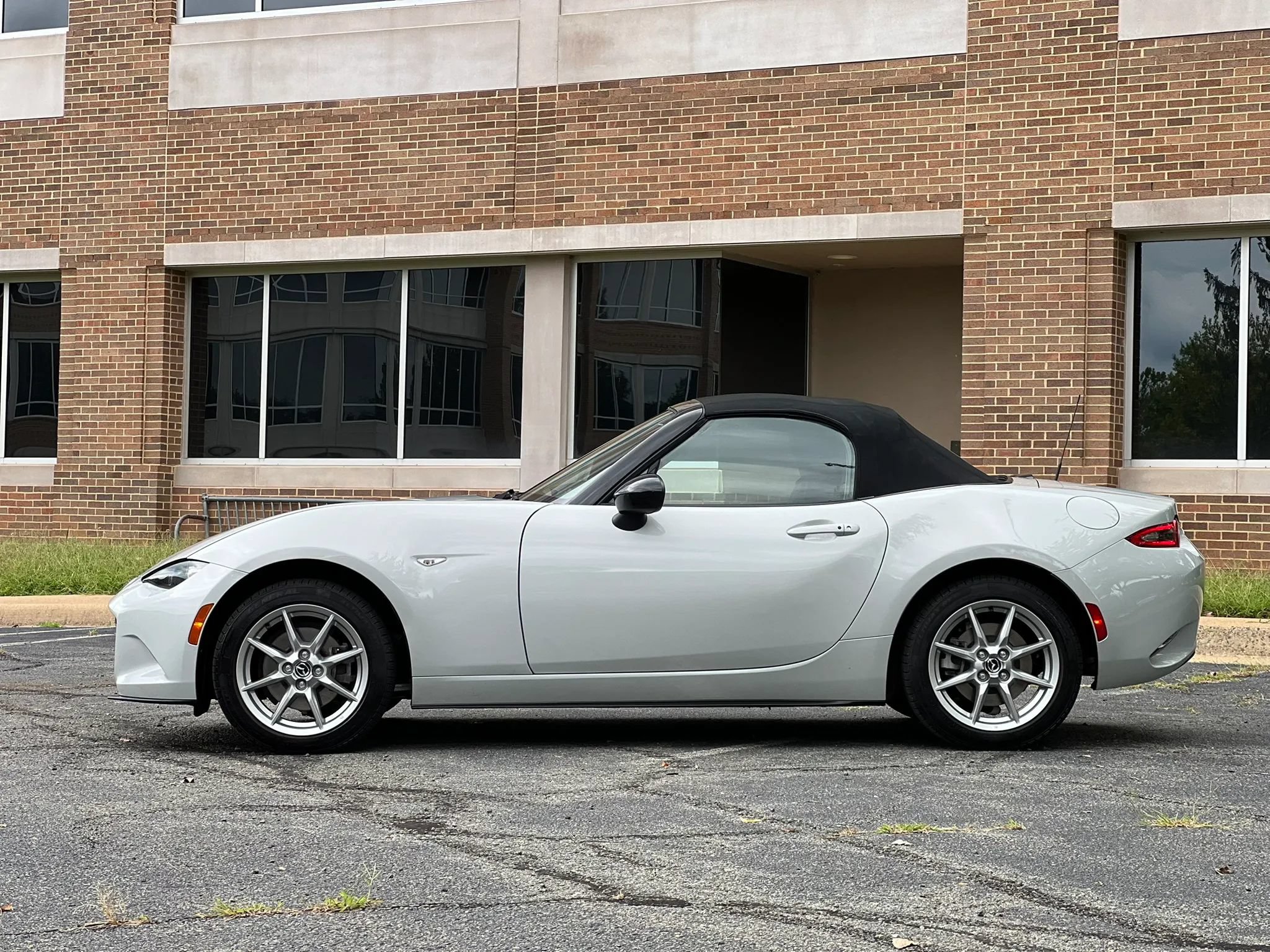 Used 2016 MAZDA MX-5 Miata Sport RWD image 2