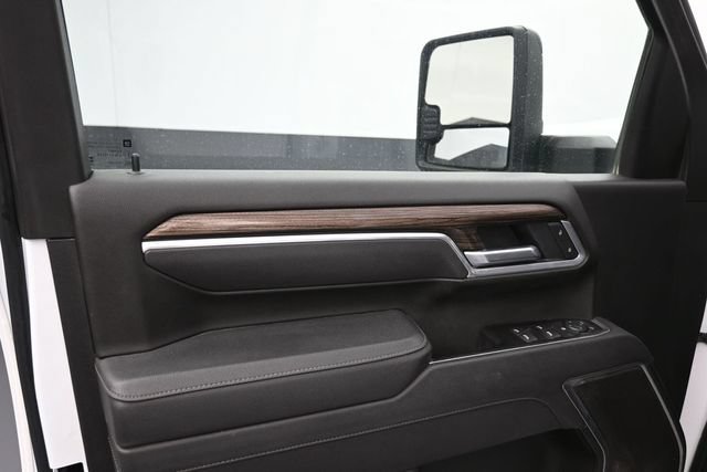 Used 2025 Chevrolet Silverado 2500 LT AWD/4WD image 4