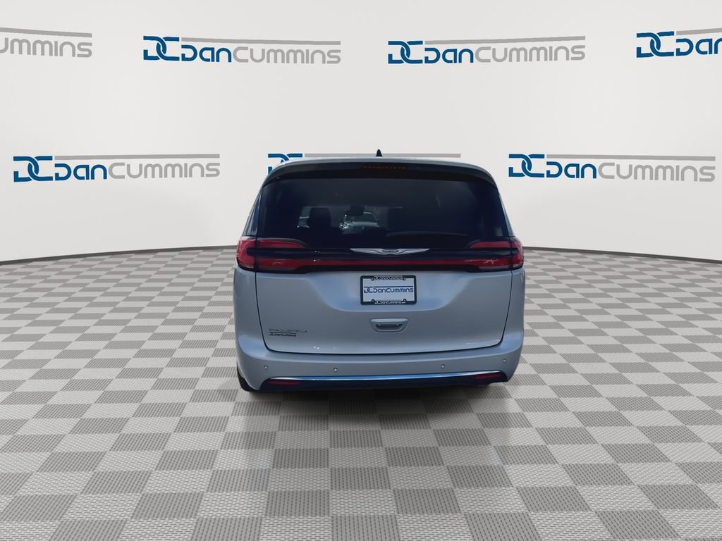 Used 2024 Chrysler Pacifica Touring-L image 7