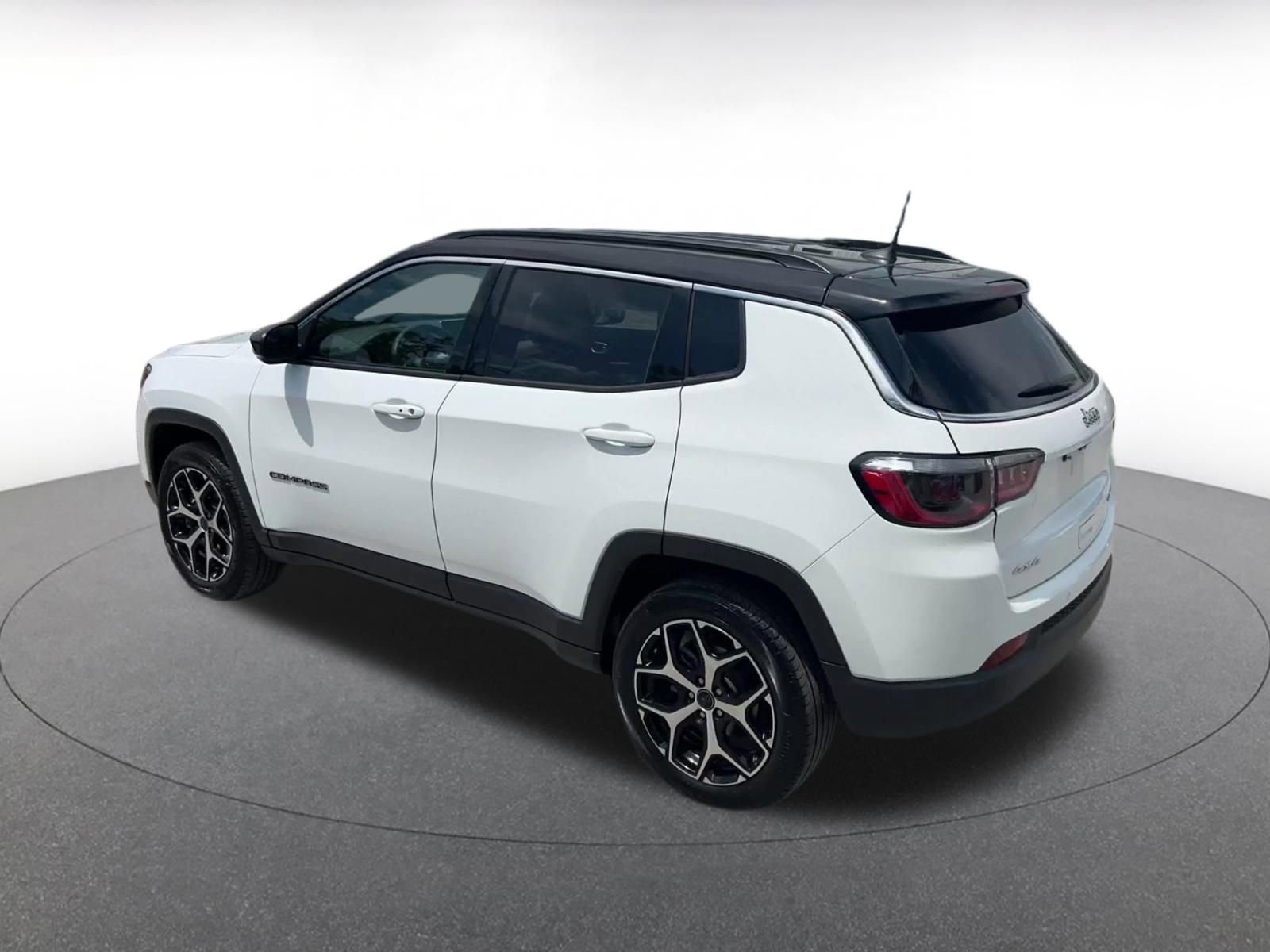Used 2025 Jeep Compass Limited AWD/4WD image 10