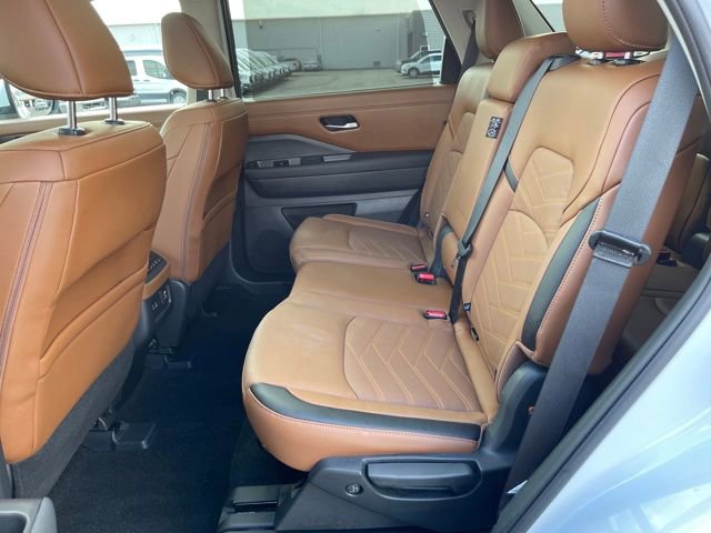 Used 2025 Nissan Pathfinder Platinum w/ Cargo Package image 27