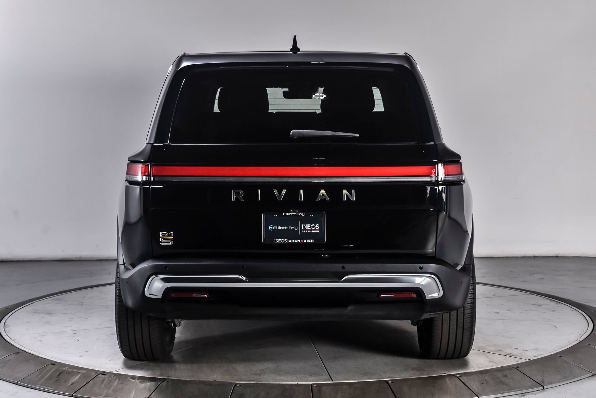 Used 2024 Rivian R1S Adventure AWD/4WD image 10