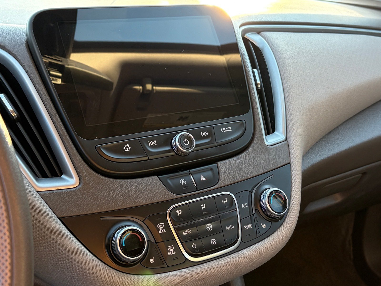 Used 2022 Chevrolet Malibu LT FWD image 14