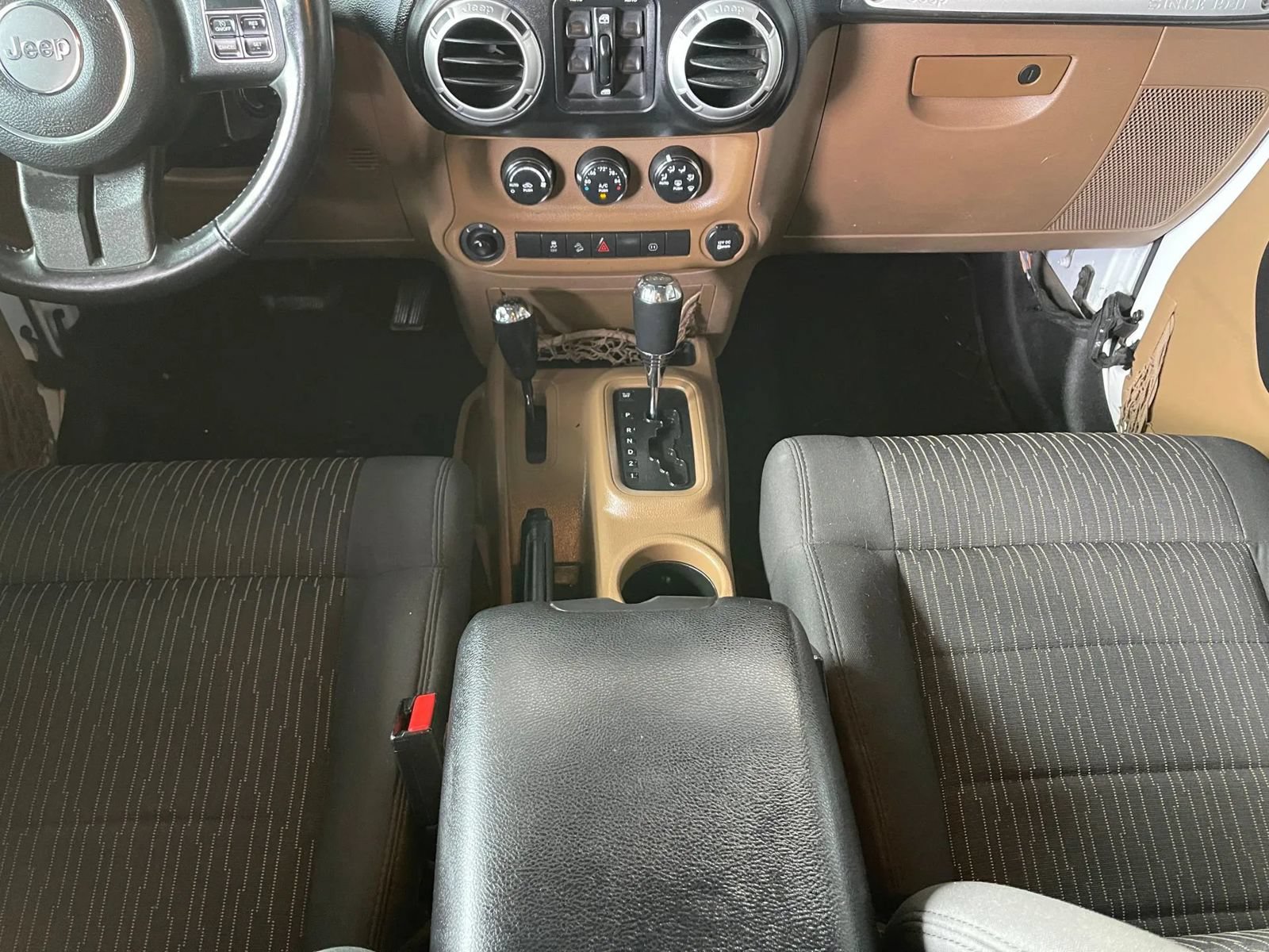 Used 2011 Jeep Wrangler Unlimited Sahara w/ Connectivity Group AWD/4WD image 40