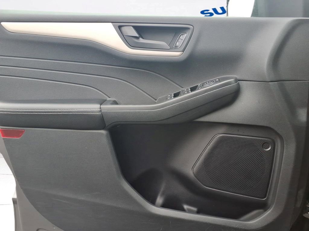 Used 2022 Ford Escape SE w/ Cold Weather Package image 18