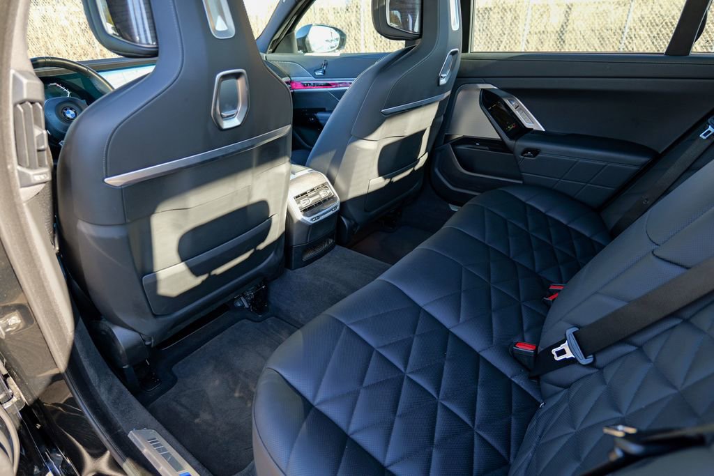 Used 2023 BMW 740i w/ Parking Assistance Package image 39