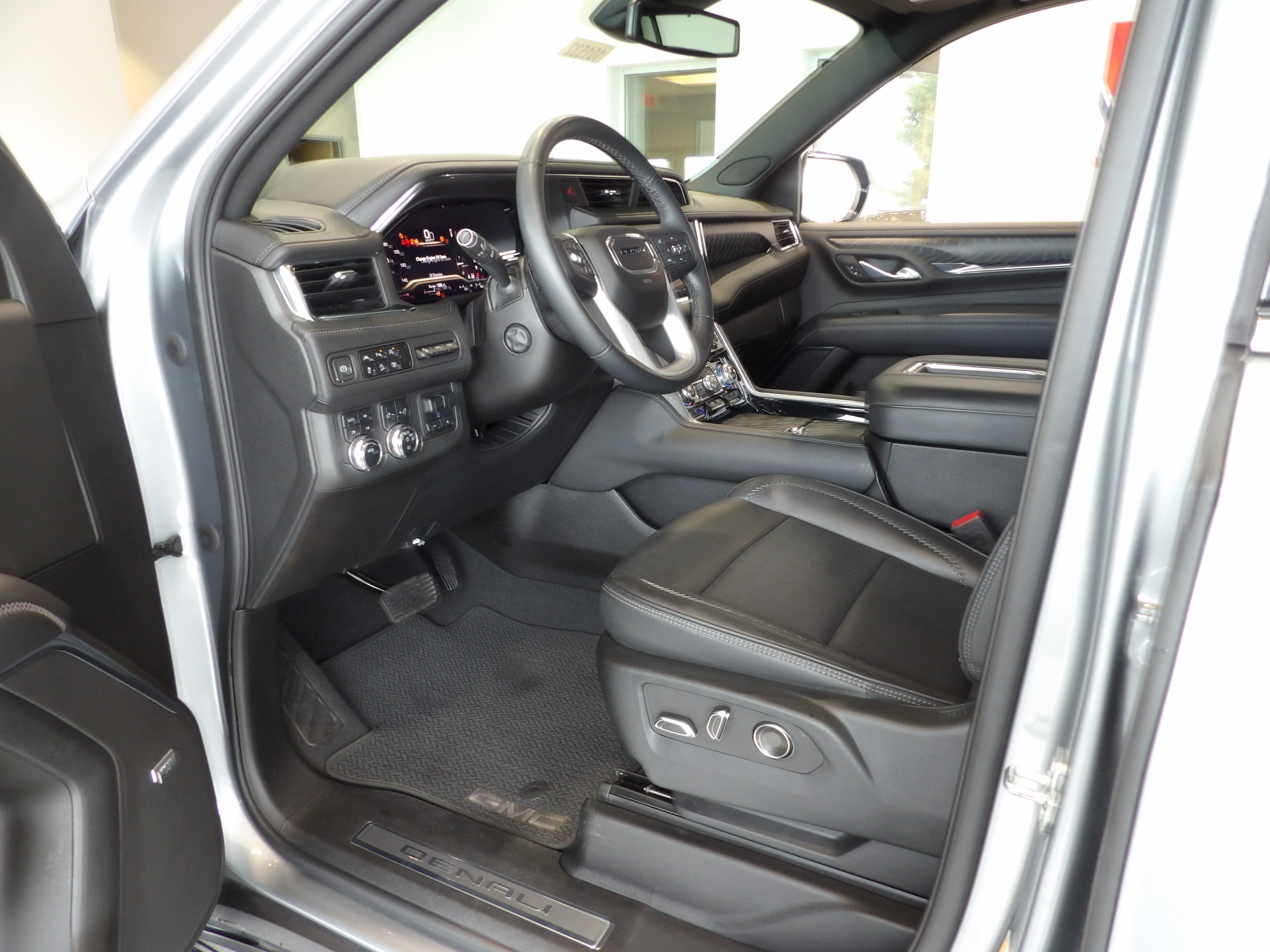 Used 2023 GMC Yukon XL Denali w/ Max Trailering Package AWD/4WD image 10