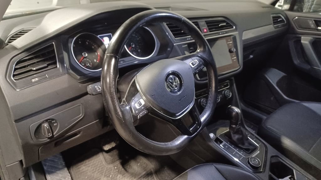 Used 2018 Volkswagen Tiguan SE w/ Panoramic Sunroof Package image 5