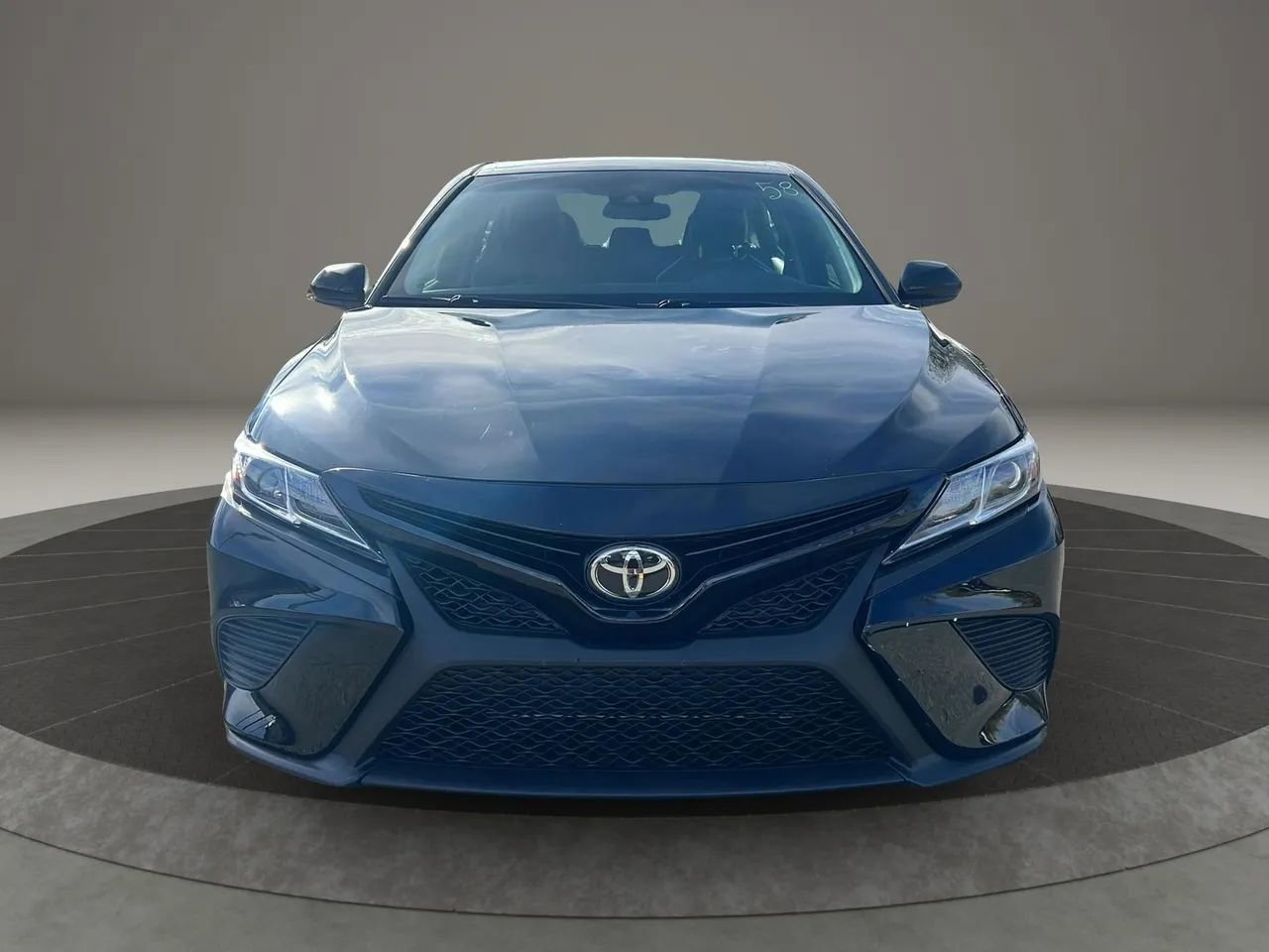 Used 2019 Toyota Camry SE image 2