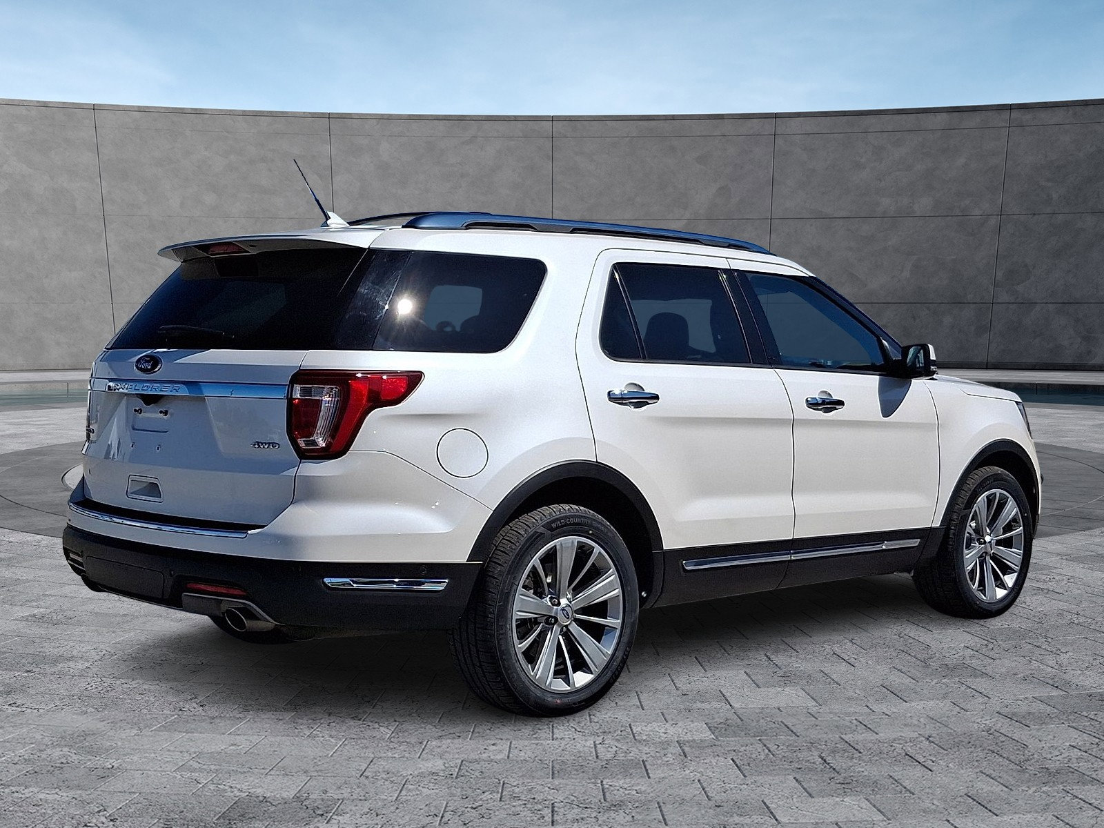 Used 2018 Ford Explorer Limited w/ Equipment Group 301A AWD/4WD image 11