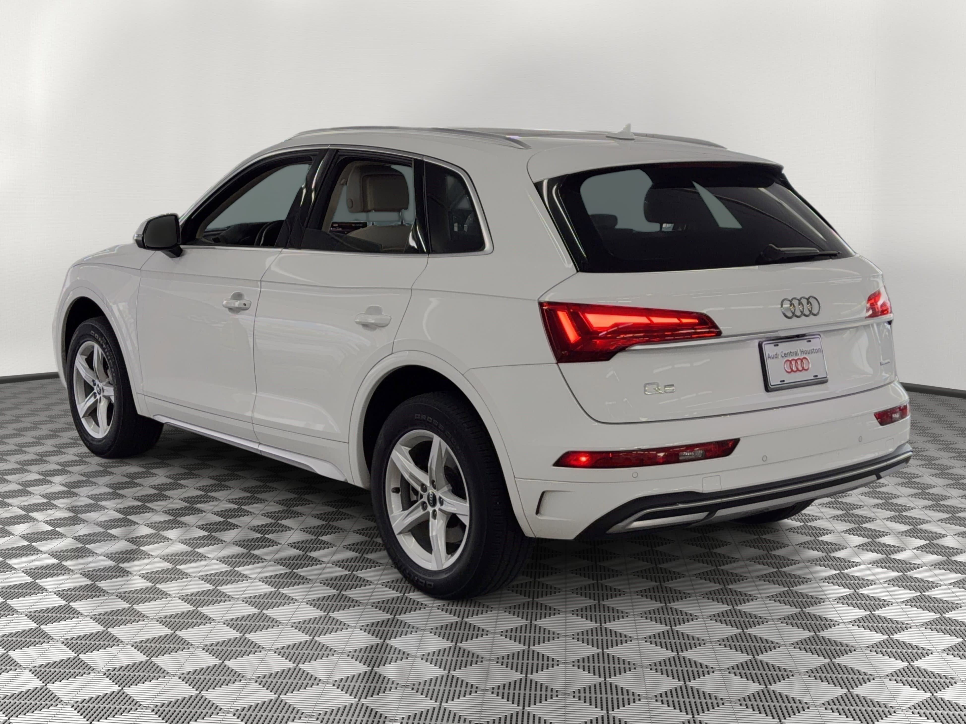 Used 2023 Audi Q5 2.0T Premium w/ Convenience Package AWD/4WD image 3