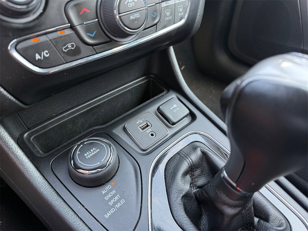 Used 2023 Jeep Cherokee Altitude Lux image 19