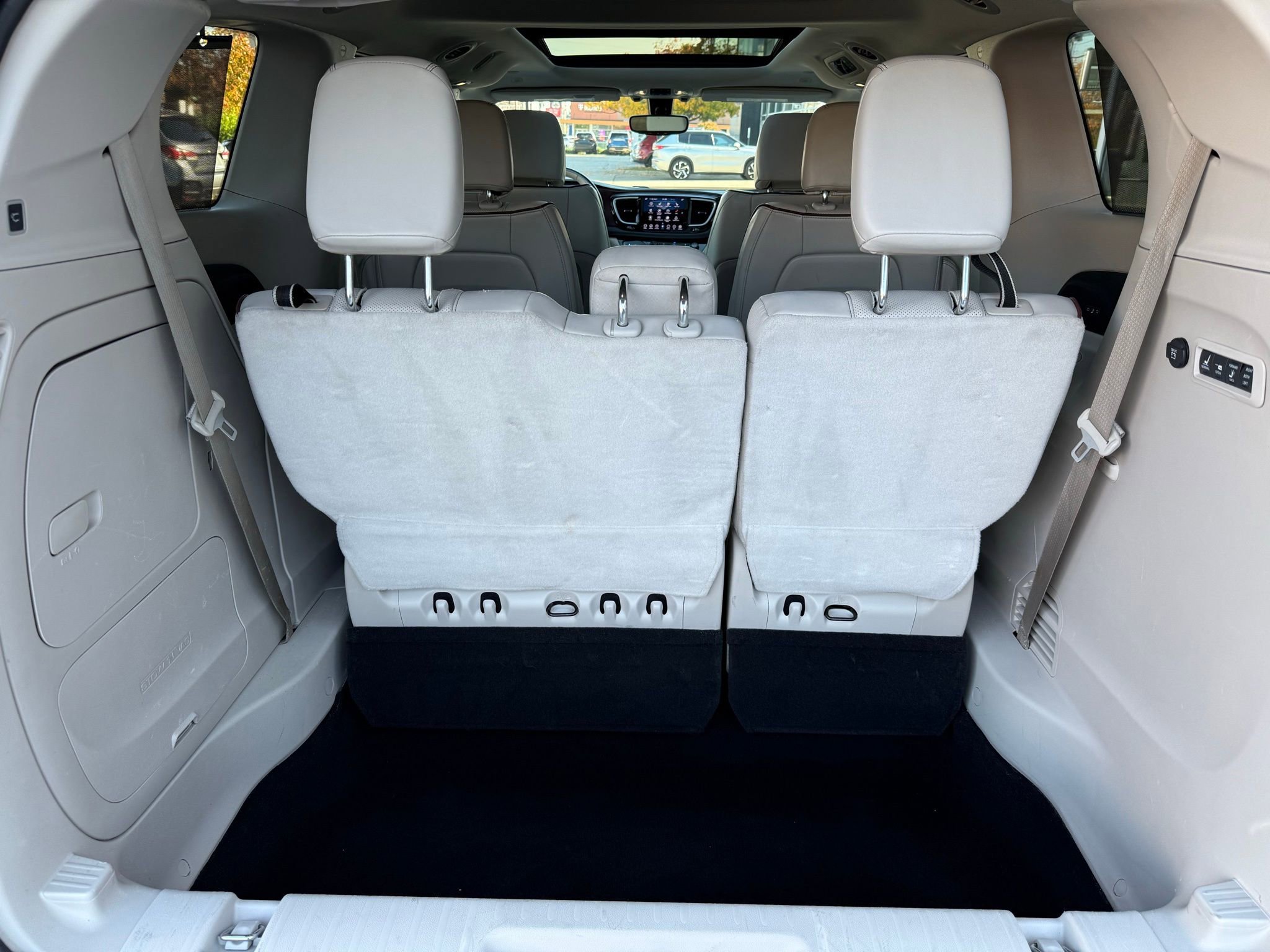 Used 2020 Chrysler Pacifica Limited image 27