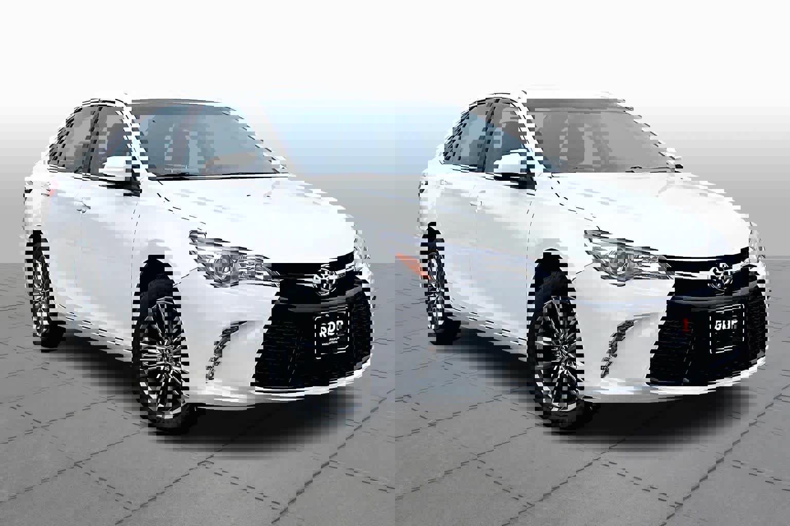 Used 2017 Toyota Camry SE image 2