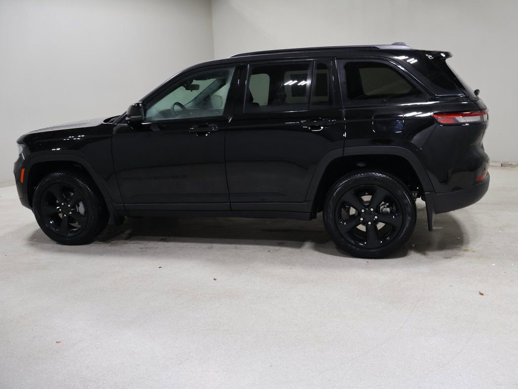 New 2025 Jeep Grand Cherokee Limited w/ Black Appearance Package image 4