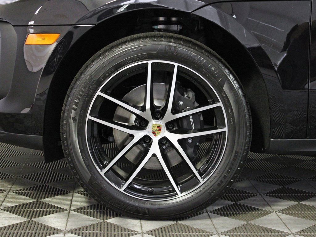 Certified 2025 Porsche Macan AWD/4WD image 37