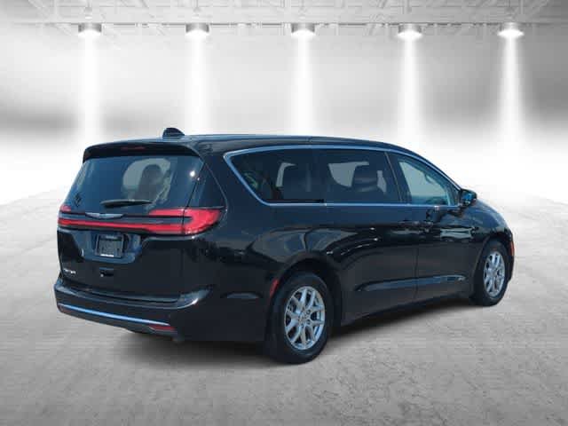 Used 2023 Chrysler Pacifica Touring-L FWD image 8