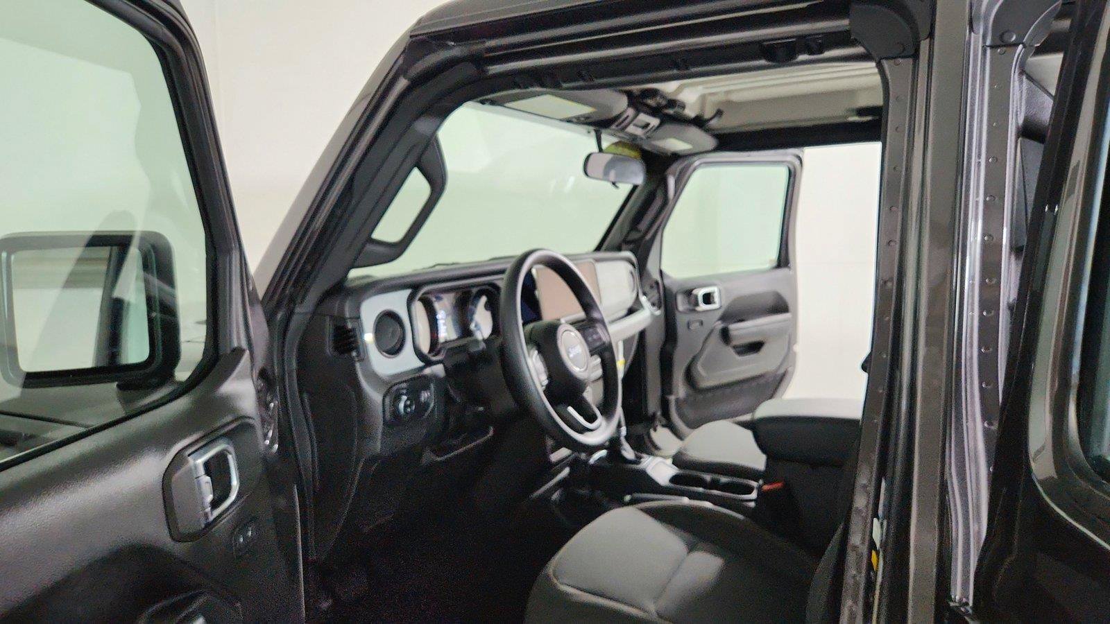 Used 2025 Jeep Gladiator Sport AWD/4WD image 17